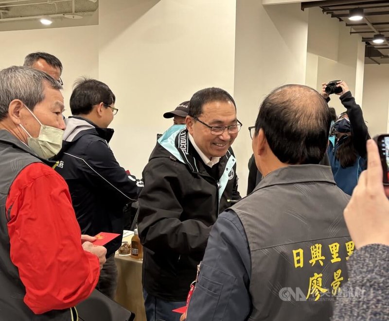 新北市長侯友宜（中）12日出席新店區行動治理座談會，於會場發放福袋給里長致意。侯友宜會中表示，新店第2國民運動中心已選址定案，未來有機會再蓋第3座。中央社記者曹亞沿攝　115年3月12日