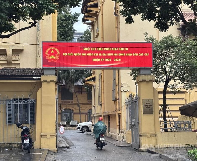 越南近7350萬選民，15日將走近7萬多間投票所，選出國會代表及地方人民議會代表。越媒報導，這屆選舉，選民資訊系統也啟動數位化。中央社記者曾婷瑄河內攝115年3月12日