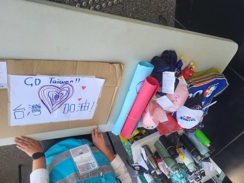 台灣隊7日出戰越南隊時，台灣球迷自製的加油看板即便符合尺寸，但因寫了「台灣加油」遭主辦單位沒收。（焦佳弘提供）中央社記者吳書緯傳真　115年3月13日