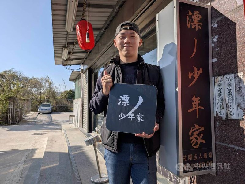 金門出身社工師楊皓傑（圖），將在台灣接觸逆風劇團等社福團體經驗帶回家鄉，民國113年成立「漂丿少年家」，盼能陪伴迷失方向少年成長。中央社記者吳玟嶸攝　115年3月13日