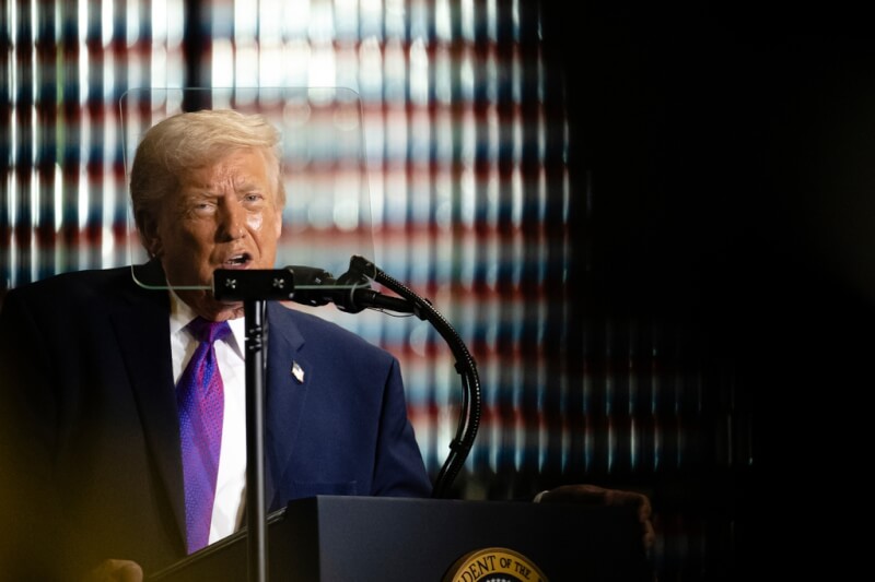 伊朗新最高領袖穆吉塔巴．哈米尼發布首次公開談話後，美國總統川普再次對伊朗發出威脅，強調能對伊朗及其領袖造成打擊，是他「莫大的榮譽」，也說將採取行動緩解油市吃緊。（美聯社）