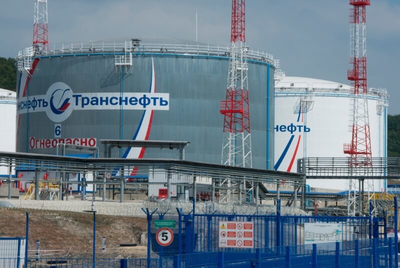 美國財政部12日公告將暫時允許銷售已在海上的俄羅斯石油。圖為位在俄羅斯南部的石油碼頭。（Kremlin Pool Photo via 美聯社）