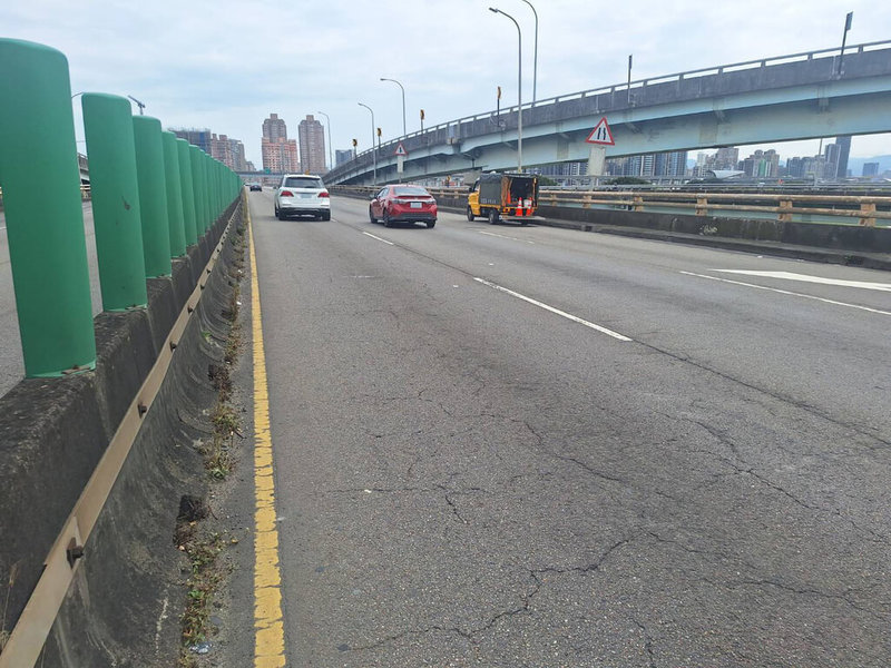 為改善新北市三重區台1線高架橋（重陽路至化成路雙向）道路品質，工務局3月15日至4月10日晚間分4階段進行道路銑鋪工程，將封閉部分汽車道及匝道。（新北工務局提供）中央社記者曹亞沿傳真　115年3月13日