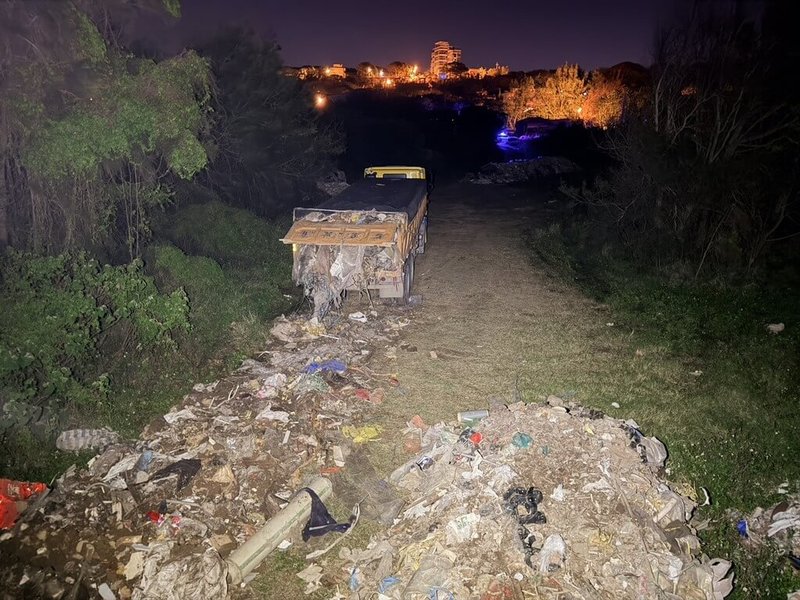 苗栗縣警察局竹南分局員警日前巡邏時發現竹南崎頂地區一輛曳引車正傾倒事業廢棄物，駕駛見巡邏車到場隨即棄車徒步逃逸，警方隨即封鎖現場並通知環保局到場勘查，經認定現場棄置物為事業廢棄物約70噸。（警方提供）中央社記者管瑞平傳真　115年3月13日