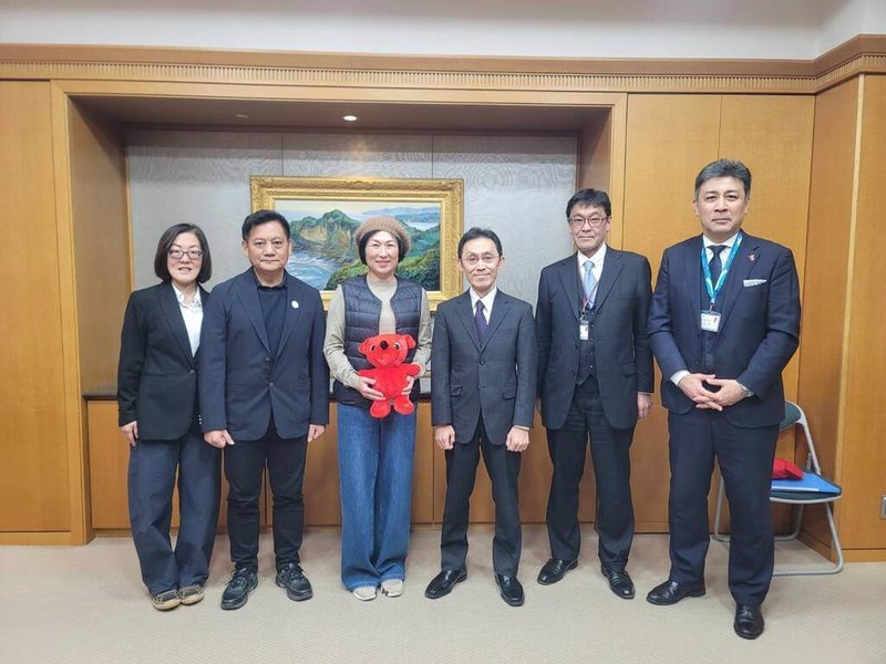 台東縣長饒慶鈴（左3）率團赴日，12日和縣府團隊前往日本千葉縣廳進行交流參訪。（台東縣縣政府提供）中央社記者盧太城台東傳真　115年3月13日