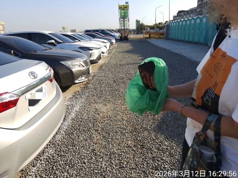 2026台灣燈會湧入大量參觀人潮，至13日中午，已發生12件遊客在燈會流動廁所如廁時，手機不慎掉落馬桶事故，後續由清潔人員協助撈回手機。（嘉義縣環保局提供）中央社記者蔡智明傳真　115年3月13日