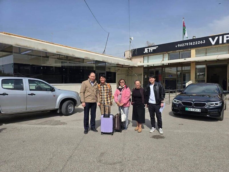 駐以色列代表處秘書林芝（右2）、陳子堯（右1）協助民眾自以色列赴邊界，並由駐約旦大使楊心怡（左1）協助民眾自約旦搭機離境。（外交部提供）中央社記者吳書緯傳真　115年3月13日