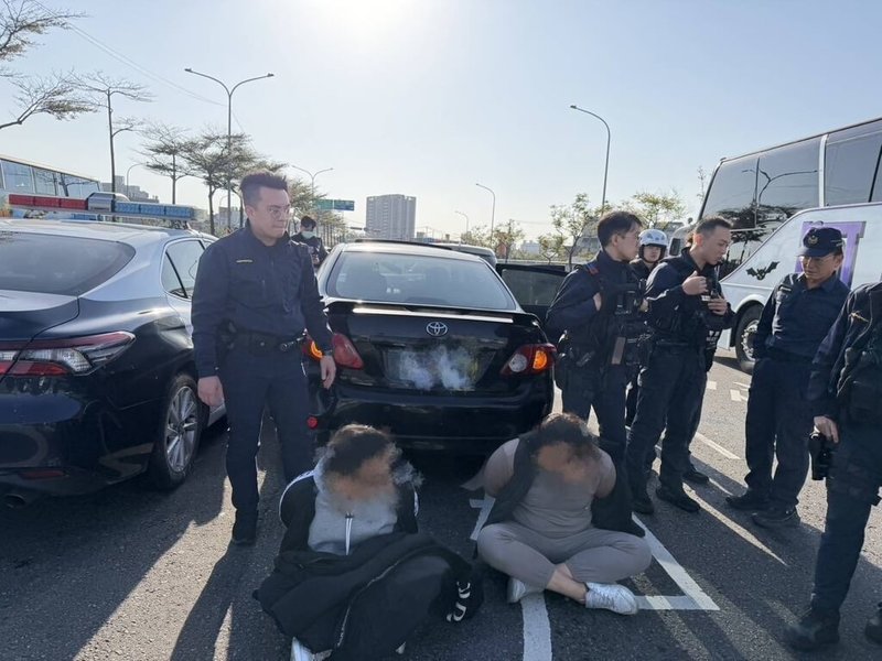 桃園市警局桃園分局員警13日發現懸掛假車牌車輛，駕駛拒檢逃逸還衝撞警車，警方圍捕、對空鳴槍逮捕駕駛及乘客並起獲毒品刀械，更驗出駕駛吸毒，除依法送辦，交通違規部分也將開罰。（桃園市警局桃園分局提供）中央社記者吳睿騏桃園傳真　115年3月13日