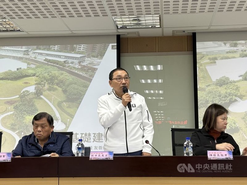 新北市長侯友宜（中）13日在淡水區出席任內最終場行動治理座談，強調新北市政府對基層的服務與承諾不中斷。中央社記者曹亞沿攝　115年3月13日