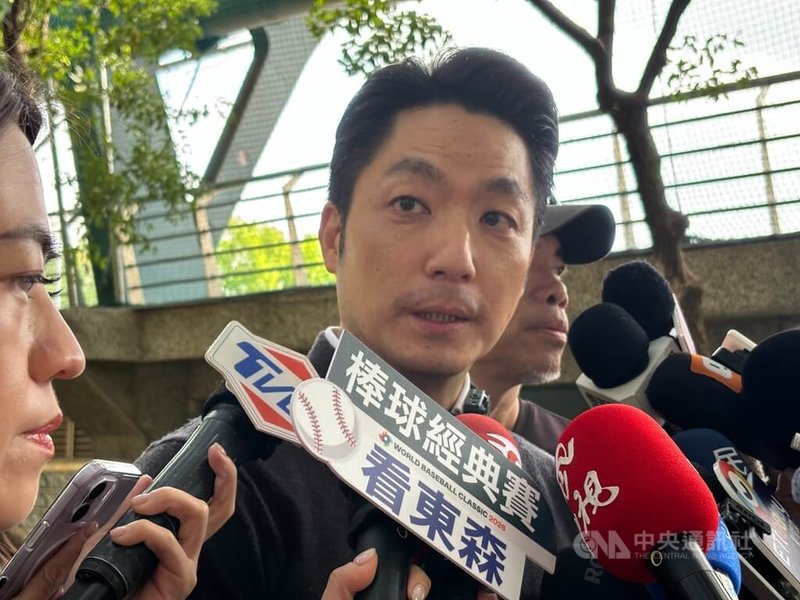 台北市「育兒減少工時計畫」3月上路，市長蔣萬安（中）13日受訪表示，截至12日為止已有139家公司申請參與，市府也願意將試辦經驗與中央及各地方政府分享。中央社記者陳昱婷攝　115年3月13日