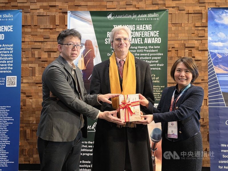 國家圖書館博士黃文德（左）和駐溫哥華辦事處處長劉立欣（右）捐贈書籍給亞伯達大學，由東亞研究中心主席傅雲博（Daniel Fried，中）代表接受。這次台灣捐贈的書籍共400多本。中央社記者程愛芬溫哥華攝　115年3月13日