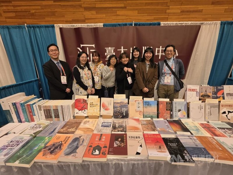 國家圖書館、蔣經國基金會、台灣大學和中央研究院4大機構以及凌網知識、漢珍數位、華藝數位3家公司共同參與書展，一起展現台灣軟實力。中央社記者程愛芬溫哥華攝　115年3月13日
