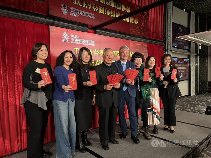 台灣連鎖暨加盟協會13日舉辦新春團拜春酒活動，協會創會理事長翁肇喜（左4）、理事長蔡德忠（右4）皆出席。中央社記者何秀玲攝　115年3月13日