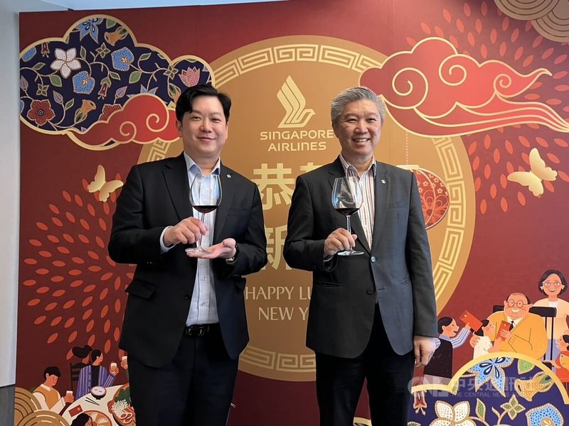 因應市場需求，新加坡航空台灣分公司總經理歐陽漢源（左）13日表示，2026年2月至5月間，新加坡–台北航線每週加開4航班。中央社記者黃巧雯攝　115年3月13日