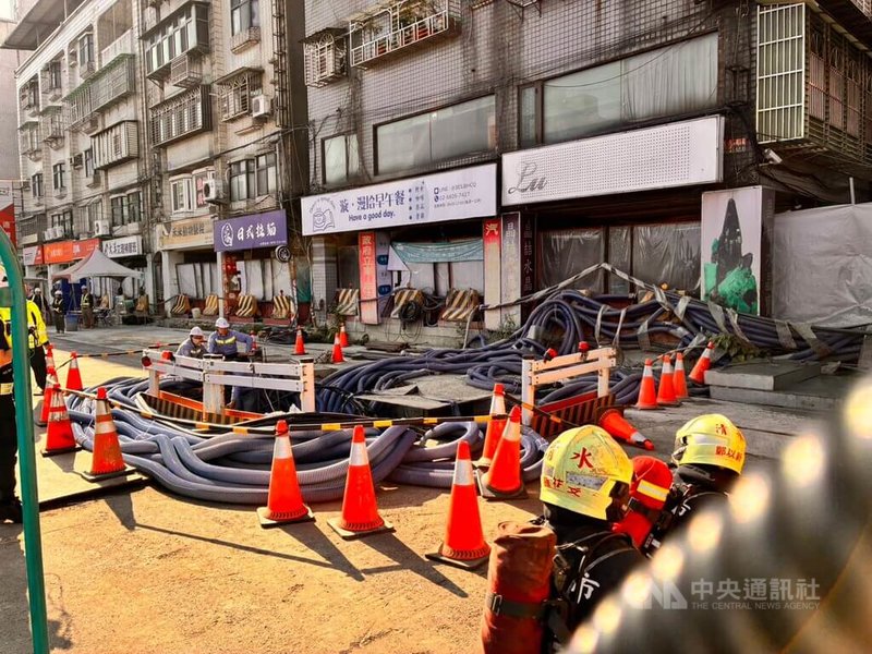 新北市土城區金城路三段13日下午傳出捷運工程施工不慎挖破瓦斯管線，完成初步止漏後，由瓦斯公司從洩漏點開挖，進行換管作業，消防在場戒護。（翻攝畫面）中央社記者黃旭昇新北市傳真　115年3月13日
