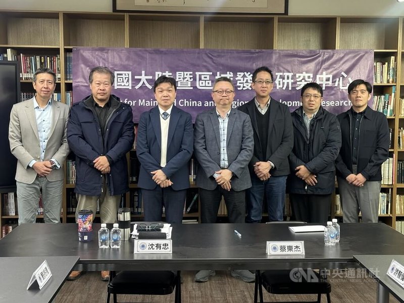 東海大學中國大陸暨區域發展研究中心13日舉辦「2026中共全國兩會對台政策之意涵與影響」座談會，陸委會副主委沈有忠（左3）、中興大學國政所特聘教授蔡東杰（右4）、東海大學政治系主任張峻豪（右3）、中興大學國政所助理教授游智偉（右2）、東海大學政治系助理教授劉明浩（右）、彰化師範大學公共事務與公民教育學系副教授劉兆隆（左2）及東海大學陸研中心主任林子立（左）出席。中央社記者趙麗妍攝　115年3月13日