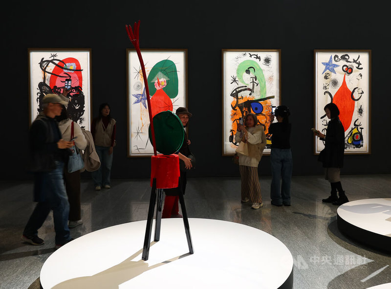 富邦美術館歡慶世界棒球經典賽台灣隊奪勝，9日起至15日開放全館免費參觀，邀請民眾一起在藝術的光與色彩中延續屬於台灣的感動與愛，13日下午吸引大批民眾穿梭展區看展。中央社記者謝佳璋攝　115年3月13日