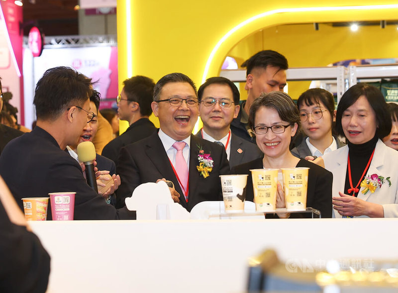 副總統蕭美琴（前右2）13日前往台北世貿1館出席「2026台北國際連鎖加盟大展－春季展開幕典禮」，在工作人員引導下參觀攤位。中央社記者謝佳璋攝  115年3月13日