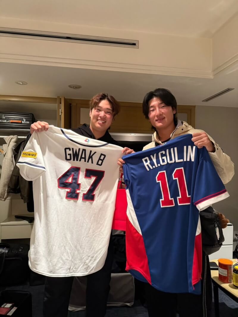 圖為WBC經典賽台灣隊投手古林睿煬（左）和韓國隊投手郭彬（右）互相拿著對方球衣合照。（圖取自instagram.com/612_lao/）