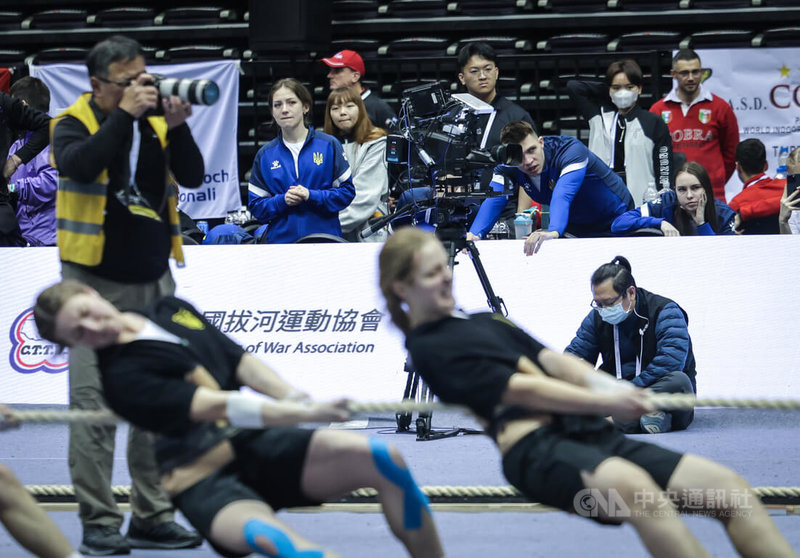 世界室內拔河錦標賽首度在台灣舉行，烏克蘭拔河國家隊選手、現役烏克蘭軍人的謝夫楚克參加女子和男女混合項目。圖為謝夫楚克（後左藍色外套者）12日為烏克蘭國家隊的隊友加油。中央社記者裴禛攝　115年3月13日