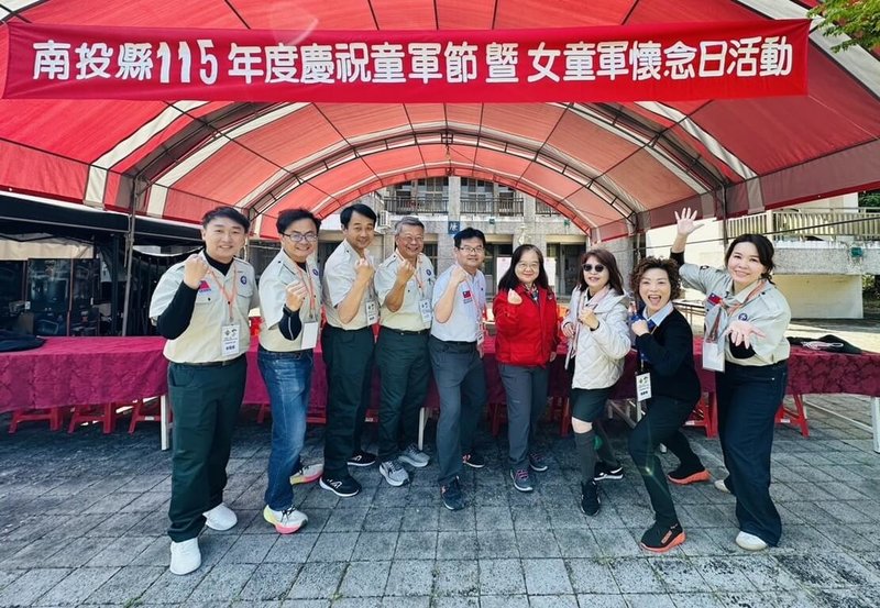 南投縣政府13日、14日在竹山鎮瑞竹國中營地，舉辦「慶祝童軍節暨女童軍懷念日大露營」，教育處長王淑玲（右4）表示，童軍教育不僅重視技能學習，更強調品格培養與服務精神養成。（南投縣政府提供）中央社記者蕭博陽傳真　115年3月13日