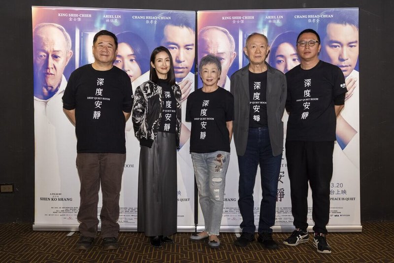 電影「深度安靜」12日晚間舉行試映會，監製瞿友寧（左起）、演員林依晨、陳季霞、金士傑、導演沈可尚出席，分享拍攝趣事和入圍金馬獎落空的心情。（風起娛樂提供）中央社記者王心妤傳真　115年3月13日
