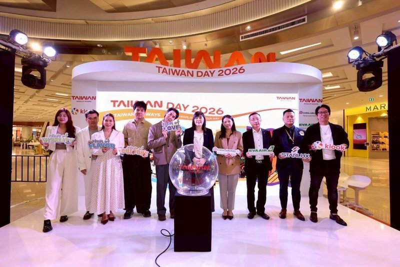 台灣觀光署13日在曼谷舉行台灣日（Taiwan Day）活動，邀泰國網紅踩線推新旅遊行程。觀光署駐曼谷辦事處主任陳憶婷（右5）與泰國網紅合影。（觀光署提供）中央社　115年3月13日