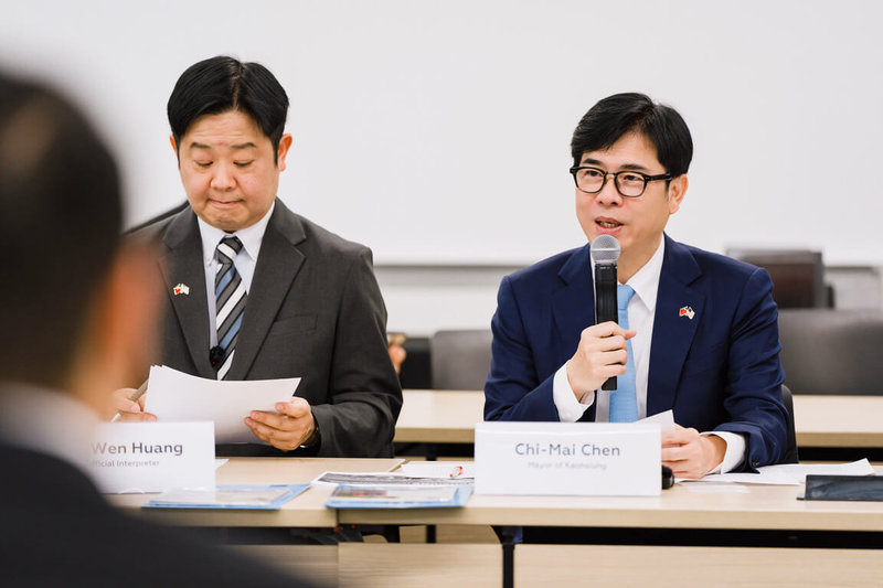 高雄市長陳其邁（右）於美國時間12日出席亞利桑那產官學界圓桌論壇，對話聚焦強化半導體全球供應鏈韌性及國際人才培育。（高雄市政府提供）中央社記者林巧璉傳真　115年3月13日