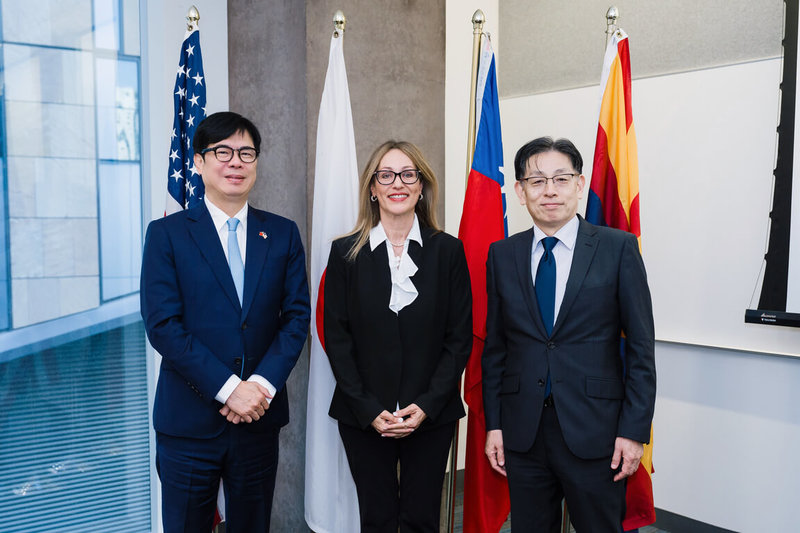 高雄市長陳其邁（左）與熊本縣副知事竹內信義（右）共同率團拜會亞利桑那州商務廳總裁珊卓．華森（Sandra Watson）（中），寫下高雄、熊本與亞利桑那州三方首度聯合對話的歷史新頁。（高雄市政府提供）中央社記者林巧璉傳真　115年3月13日