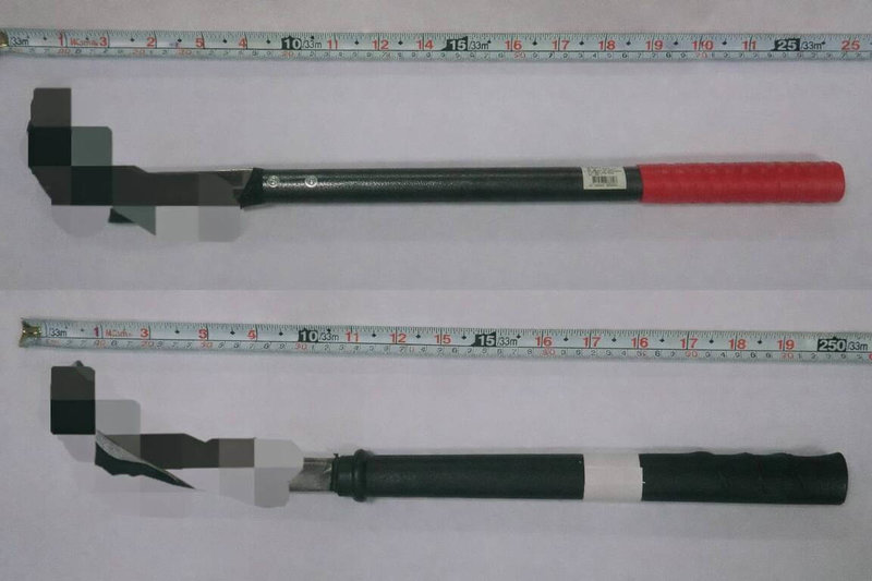 馬公32歲吳姓男子與50餘歲張姓兄弟間有嫌隙，12日前往張宅理論時發生衝突，遭張姓兄弟持利器砍傷，送醫急救，行凶張嫌2人遭逮送辦，現場並查扣涉案刀具。（馬公分局提供）中央社  115年3月13日