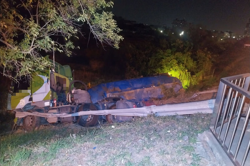 1輛營業半聯結車13日清晨，行經國道1號北向台南仁德路段，不明原因衝落邊坡，幸未造成人員傷亡。（國道警方提供）中央社記者楊思瑞台南傳真  115年3月13日