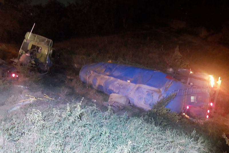 1輛營業半聯結車13日清晨行經國道1號北向台南仁德路段，不明原因衝落邊坡，車頭與車身分離，未造成人員傷亡。（國道警方提供）中央社記者楊思瑞台南傳真　115年3月13日