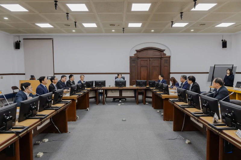 新竹地區水情燈號調整為黃燈，市府成立抗旱緊急應變小組因應，13日召開會議與各局處首長共商應變措施，決議即日起停供行政機關噴水池、澆灌、沖洗外牆、街道及公共工程灑水作業。（新竹市政府提供）中央社記者郭宣彣傳真　115年3月13日