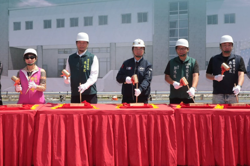 台南市政府投入新台幣1億9000餘萬元經費，整建仁德運動公園既有場館為「仁德全民運動館」，13日由市長黃偉哲（中）等人主持開工典禮。（台南市政府提供）中央社記者楊思瑞傳真  115年3月13日