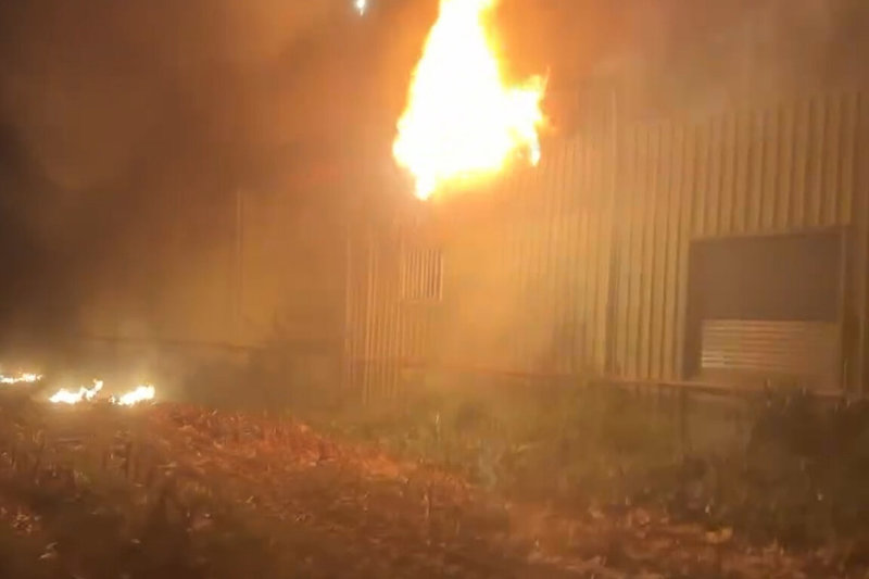 台南市將軍區一家工廠13日晚間發生火警，約300平方公尺廠房燃燒，現場冒出大量火煙。（讀者提供）中央社記者楊思瑞台南傳真　115年3月13日