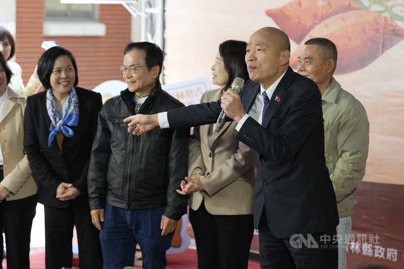 立法院長韓國瑜（前右）13日在立法院出席雲林水林番薯推廣記者會，向在場來賓介紹新上任的民眾黨立委李貞秀（左）。中央社記者徐肇昌攝　115年3月13日