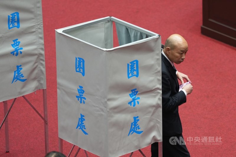 立法院會13日進行中選會人事同意權案記名投票表決，立法院長韓國瑜步出圈票處，拿著選票準備投進票匭。中央社記者徐肇昌攝　115年3月13日