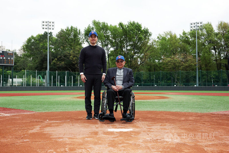 台北市長蔣萬安（左）13日出席「青年公園謝國城紀念棒球場」冠名揭牌儀式記者會，感謝謝國城棒球文教基金會及基金會董事長謝南強（右）全面升級青年公園棒球場，給予所有小選手更安全、舒適場地，讓孩子盡情享受棒球樂趣。中央社記者郭日曉攝　115年3月13日