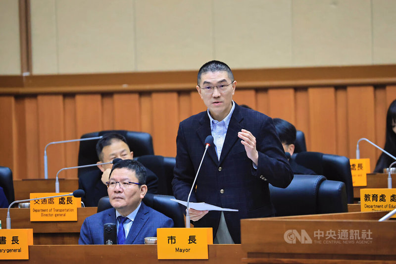 基隆市政府擬增設「法制及勞動處」，向議會提出「基隆市政府組織自治條例」部分條文修正草案，議長童子瑋裁示記名表決最終通過，同意市府增設。圖為市長謝國樑（右）13日在議會回答議員提問。中央社記者王朝鈺攝　115年3月13日