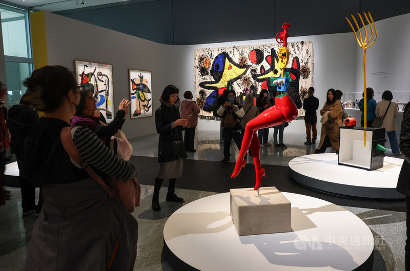 為慶祝台灣隊在世界經典棒球賽（WBC）的表現，富邦美術館宣布自9日起至15日開放全館免費參觀，13日下午吸引不少民眾前往參觀。中央社記者謝佳璋攝　115年3月13日