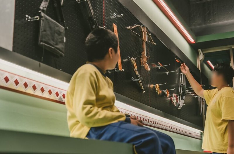 新北市教育局13日表示，烏來山野教育推廣暨防災整備基地日前揭幕啟用，教室內設置工具展示區，透過實體器材展示與操作講解，強化學生對山野活動裝備功能與安全意識。（新北市教育局提供）中央社記者黃旭昇新北傳真　115年3月13日