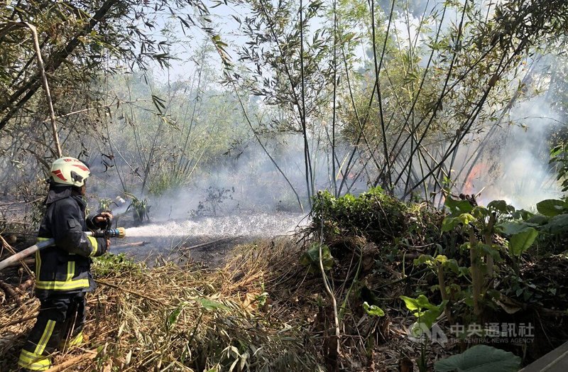 嘉義市後庄里一處竹林13日發生火警，消防人員到場灌救，發現7旬李姓老翁倒地，全身灼傷，已呈現OHCA（到院前心肺功能停止）狀態，送醫搶救仍宣告不治。中央社記者黃國芳攝　115年3月13日