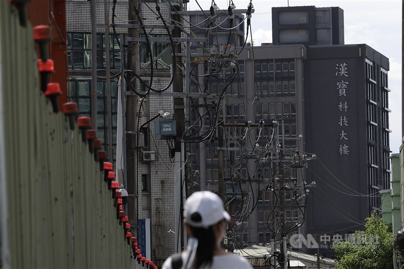 台電攜手中央、彰師大與中山大學簽署合作備忘錄，預計2027年中完成大學微電網系統建置。圖為新北市一處街道旁電桿林立。（中央社檔案照片）