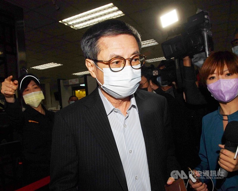 翁茂鍾（中）應華炒股案部分無罪，檢察總長邢泰釗二度提非常上訴。（中央社檔案照片）