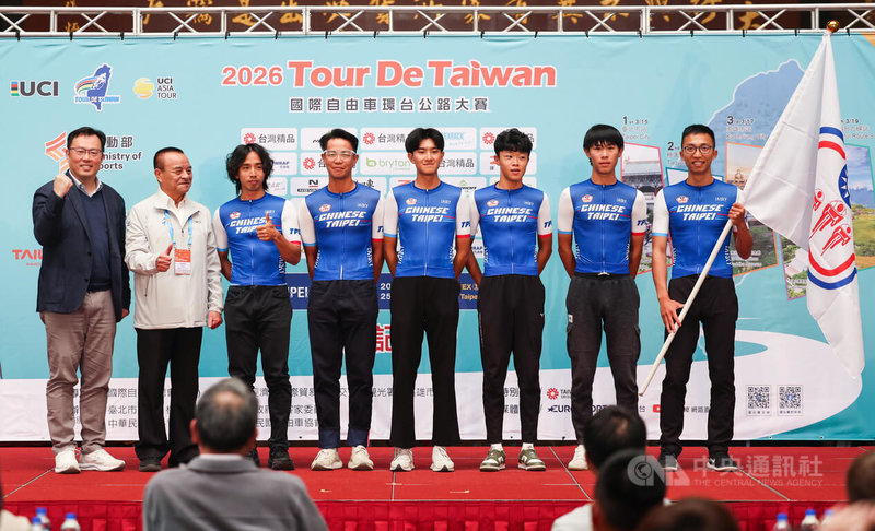 2026國際自由車環台公路大賽記者會13日在台北市政府舉行，運動部次長鄭世忠（左）出席為台灣隊授旗，中華民國自由車協會秘書長李開志（左2）、台灣隊教練劉家良（右）、選手盧紹軒（左3）、洪坤弘（左4）等人出席。中央社記者張新偉攝　115年3月13日