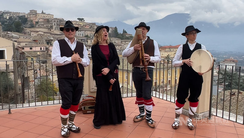義大利中部山城費羅里擁有遺世獨立美景，並積極保存當地古老文化。圖為當地樂團穿上民俗服飾，以古樂器演奏。中央社記者黃雅詩費羅里攝 115年3月13日