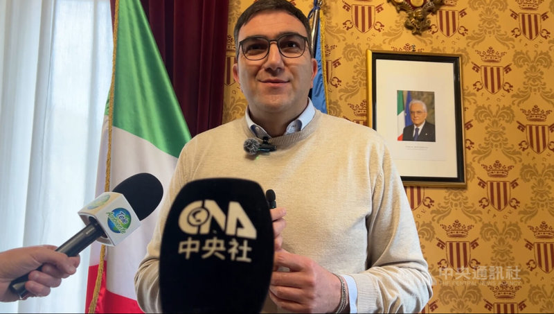 費羅里市長卡佩納（Germano Caperna）接受中央社訪問，表達該市愛好和平的傳統，希望藉著推動文化交流，鼓勵各國以對話取代戰爭。中央社記者黃雅詩費羅里攝 115年3月13日
