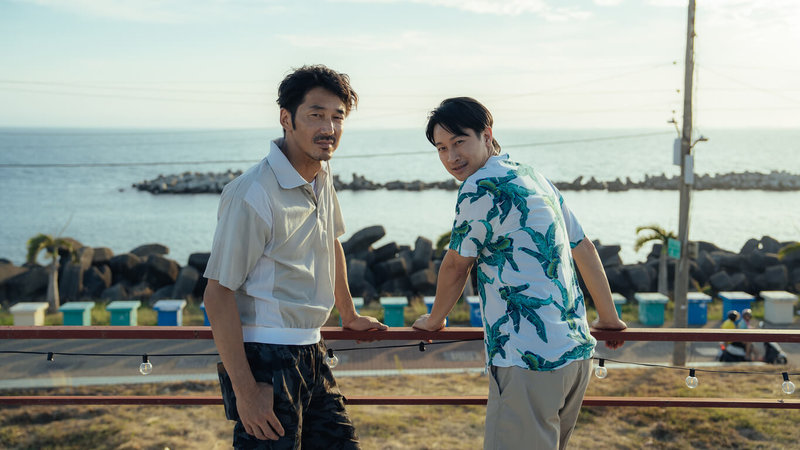 演員李李仁（左）和邱凱偉（Darren）拍攝BL影集「向流星許願的我們」建立好交情，李李仁表示，2人在拍攝期間彼此照應、互相關心，彷彿發展出一段另類的「大叔BL」情誼。（有意思國際傳媒、犢影制作提供）中央社記者洪素津傳真　115年3月13日