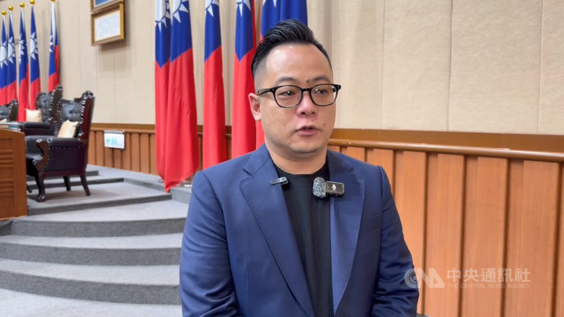 鏡週刊報導，據綠營內部民調，民進黨基隆市長提名人童子瑋直追市長謝國樑，支持度僅差6%。童子瑋（圖）13日上午在議會受訪時說，宣布參選開始，他就拿出百分之百熱情，也會持續提出貼近市民生活、讓市民有感的政見。中央社記者王朝鈺攝　115年3月13日