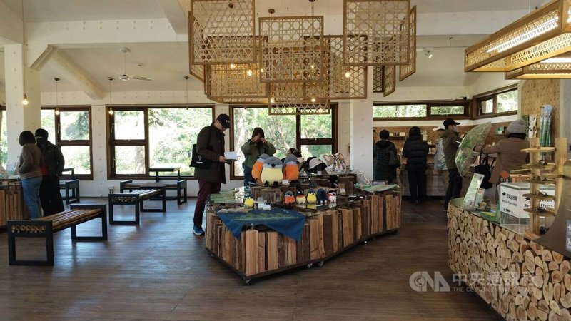 東眼山國家森林遊樂區遊客中心經整修改造，13日重新啟用，共分3個館，一館除是旅遊諮詢處，還特別設置「山林製造賣店」，整體空間充滿舒適放鬆的森林氣息。中央社記者汪淑芬攝　115年3月13日